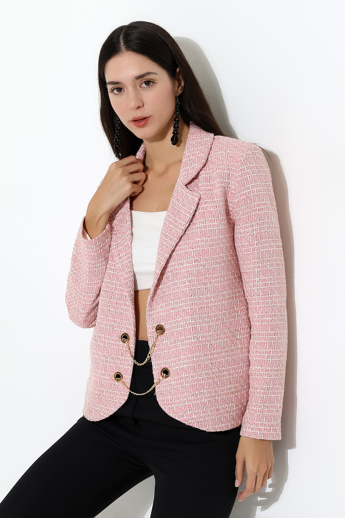 gros plan d'un mannequin portant une veste rose tissée
